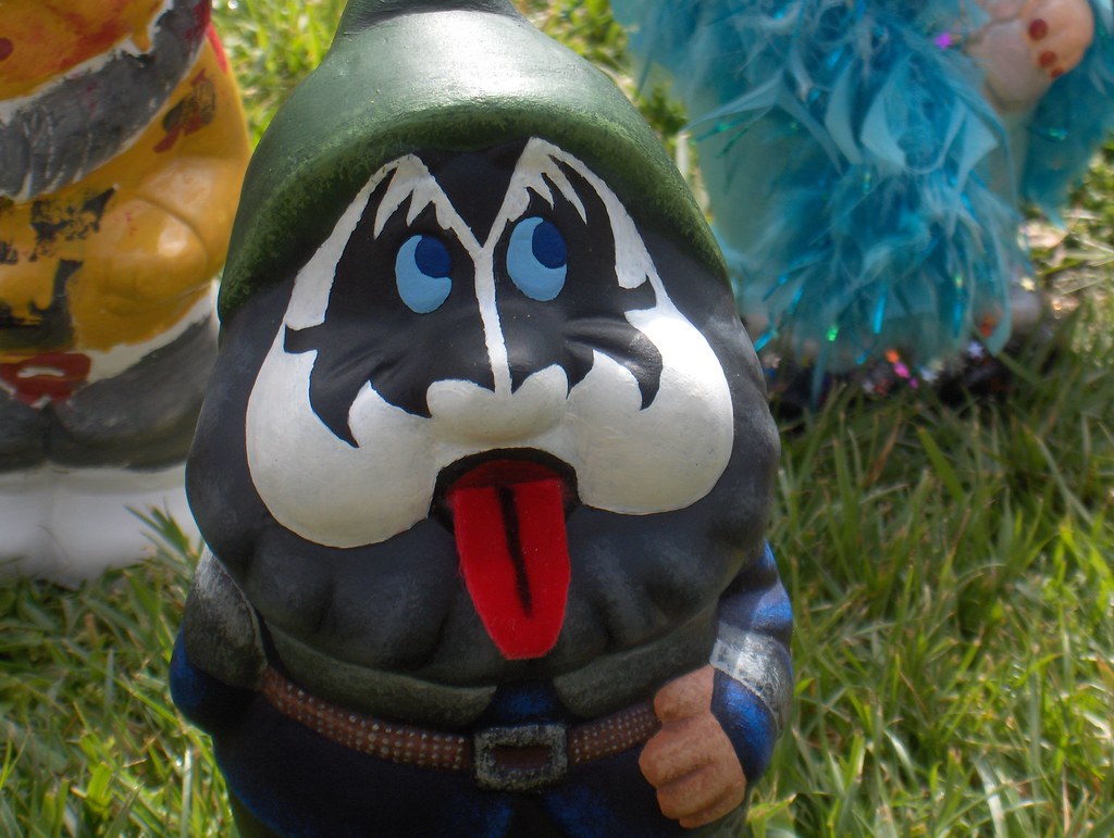 Kiss gnome Canbera Australia flower festival Gaetan Lee Flickr