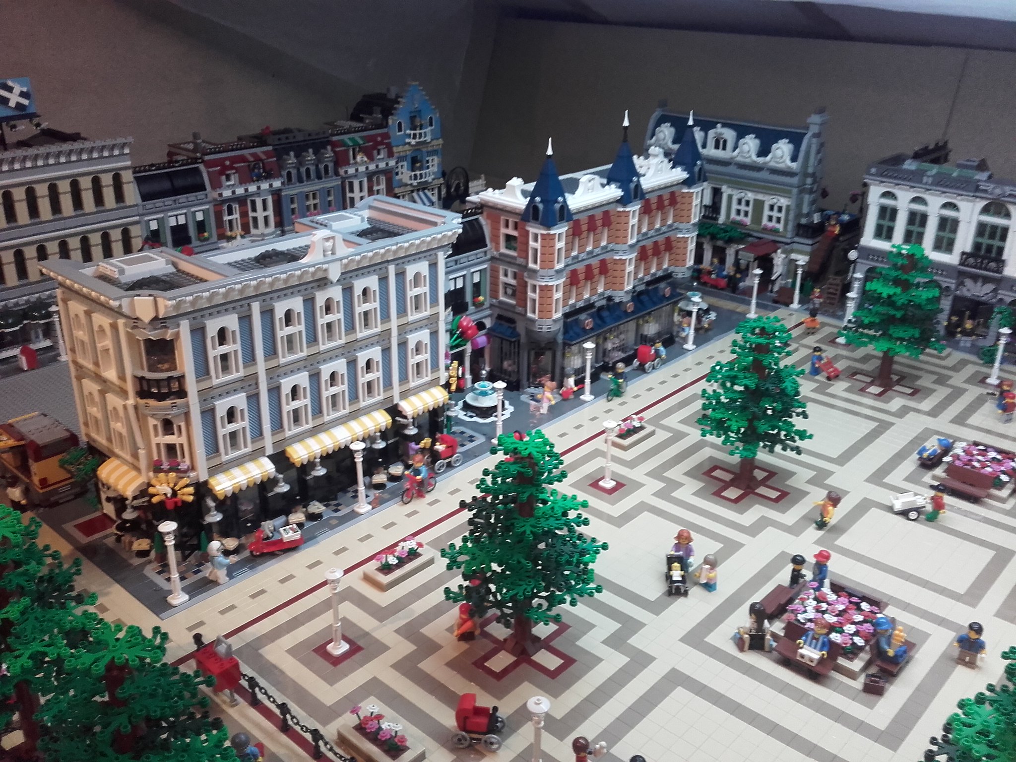 Lego 10255 XXL Assembly Square MOD Page 2 LEGO Town Eurobricks Forums