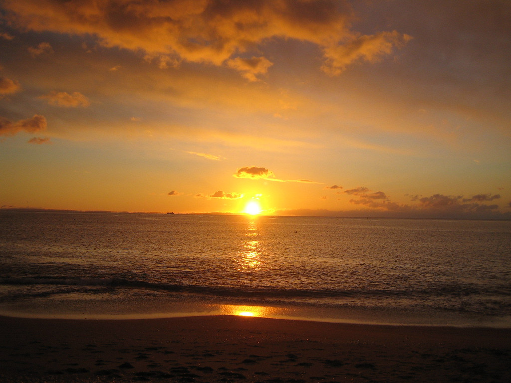 The rising sun. rising sun of new year in 2005. cat's_101 Flickr