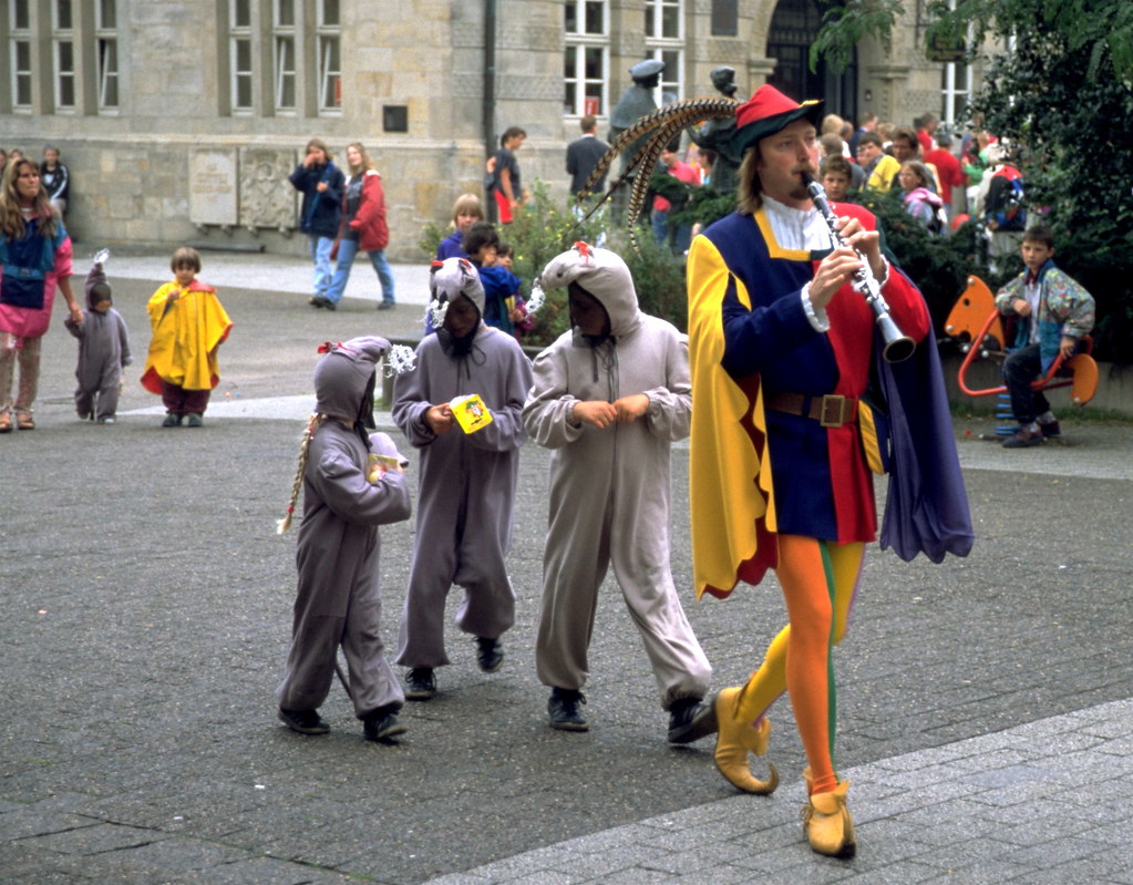 The Pied Piper of Hamelin Hamelin (deutsch Hameln), Germa… Flickr