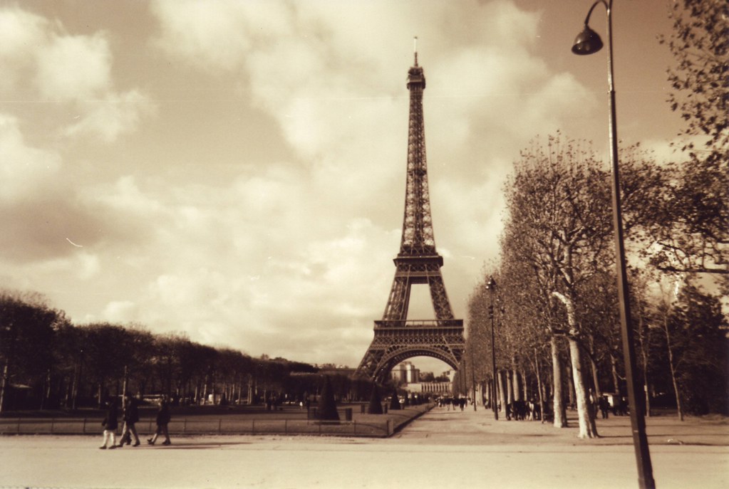 Eiffel Tower Paris Throw away film camera B&W 2000 Savio Flickr