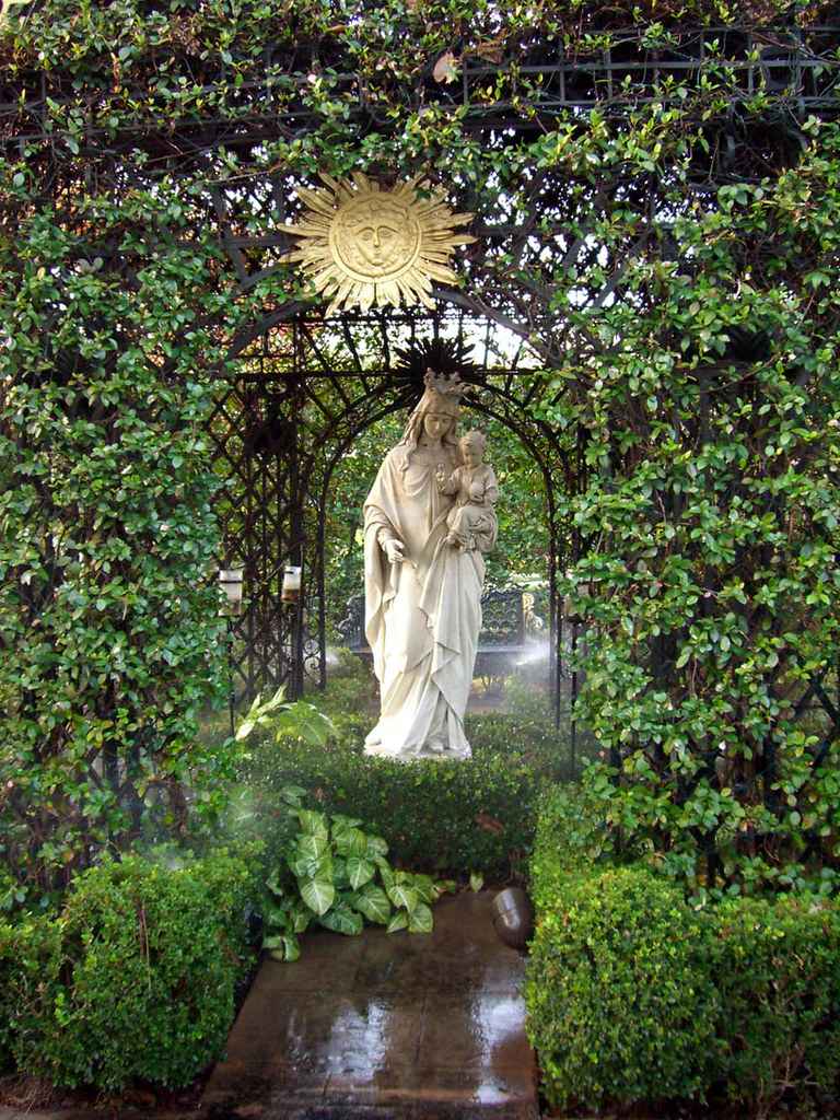 Statue in New Orleans Statue of the Virgin Mary with Jesus… Flickr