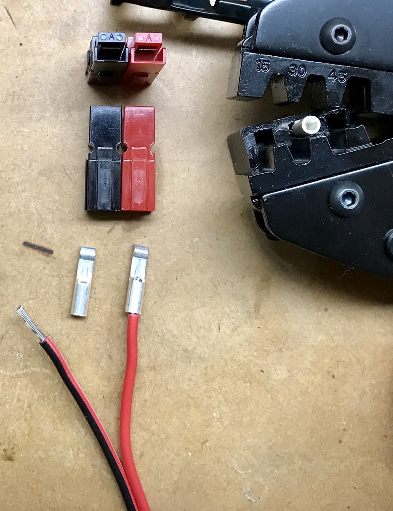 Anderson Power Pole connectors,Polarized ,Sturdy,Crimp or solder,LOW COST