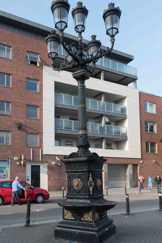 THE FIVE LAMPS A WELL KNOWN LANDMARK