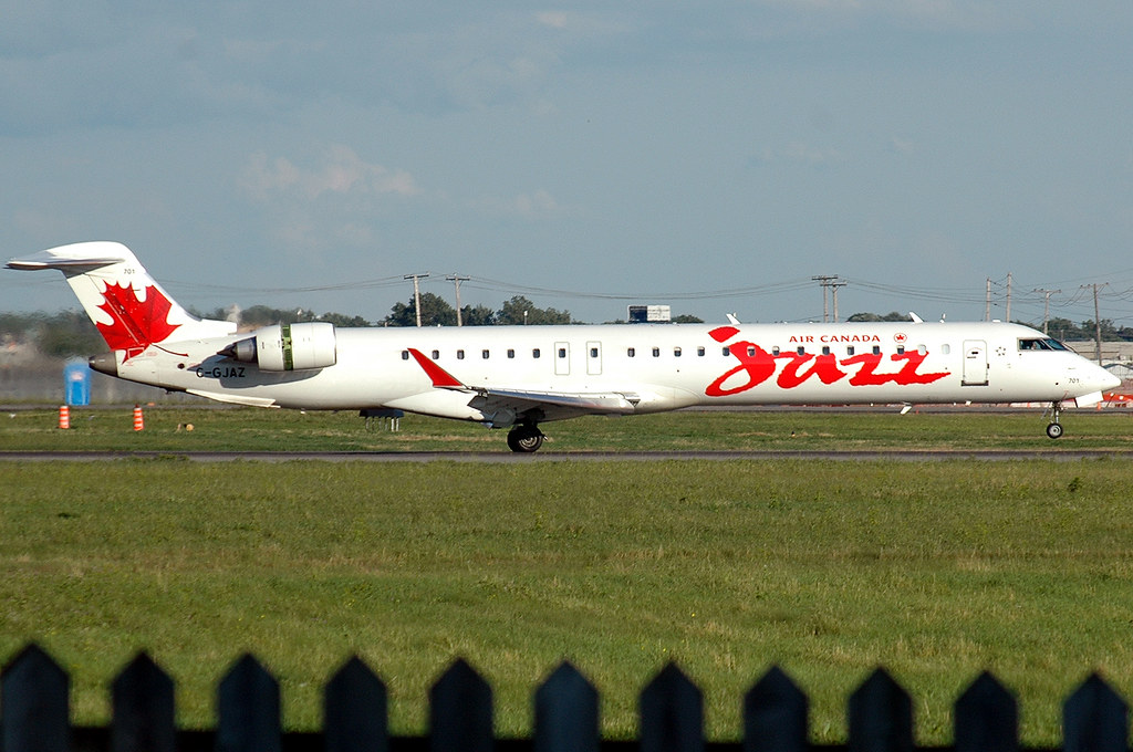 Air Canada Jazz Jazz's new CRJ705 stopping on the runway … Flickr