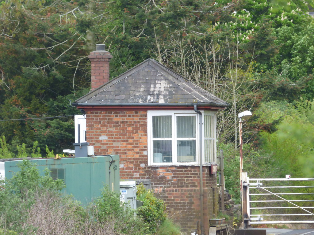 Llanfairpwllgwyngyllgogerychwyrndrobwllllantysiliogogogoch… Flickr