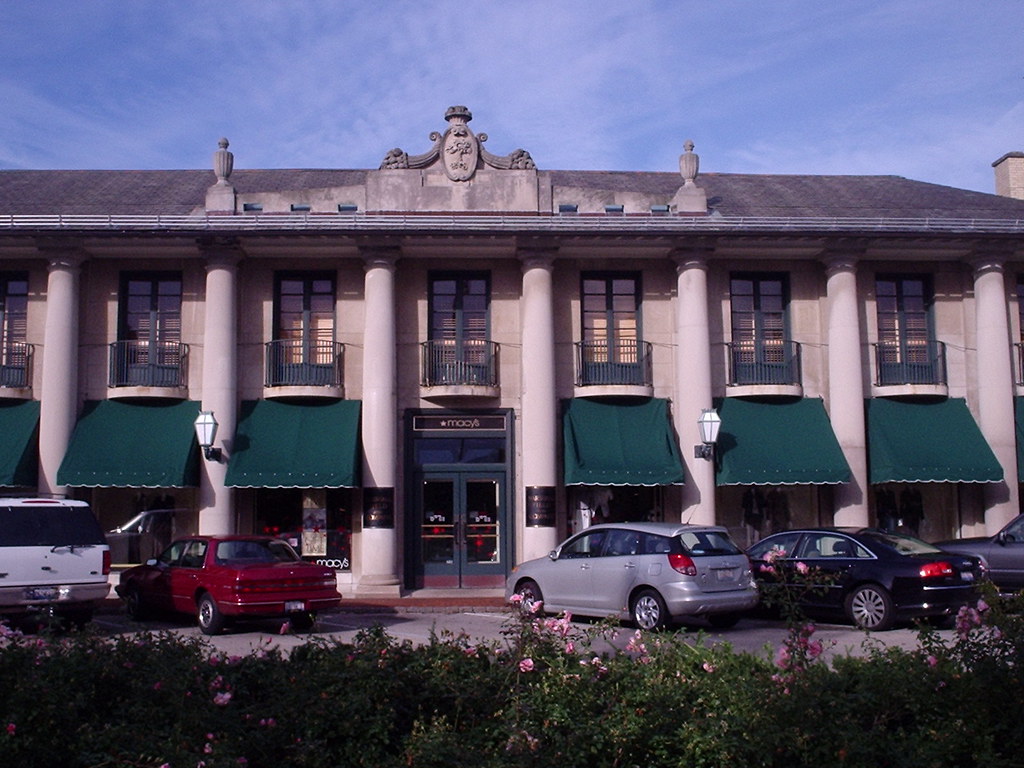 The Lake Forest Marshall Field's store, now (grudgingly) a… Flickr