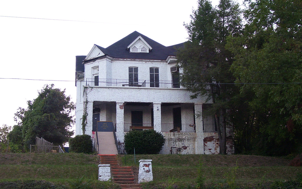 Birmingham Jaycees Misfit Manor The house atop the hill in… Flickr