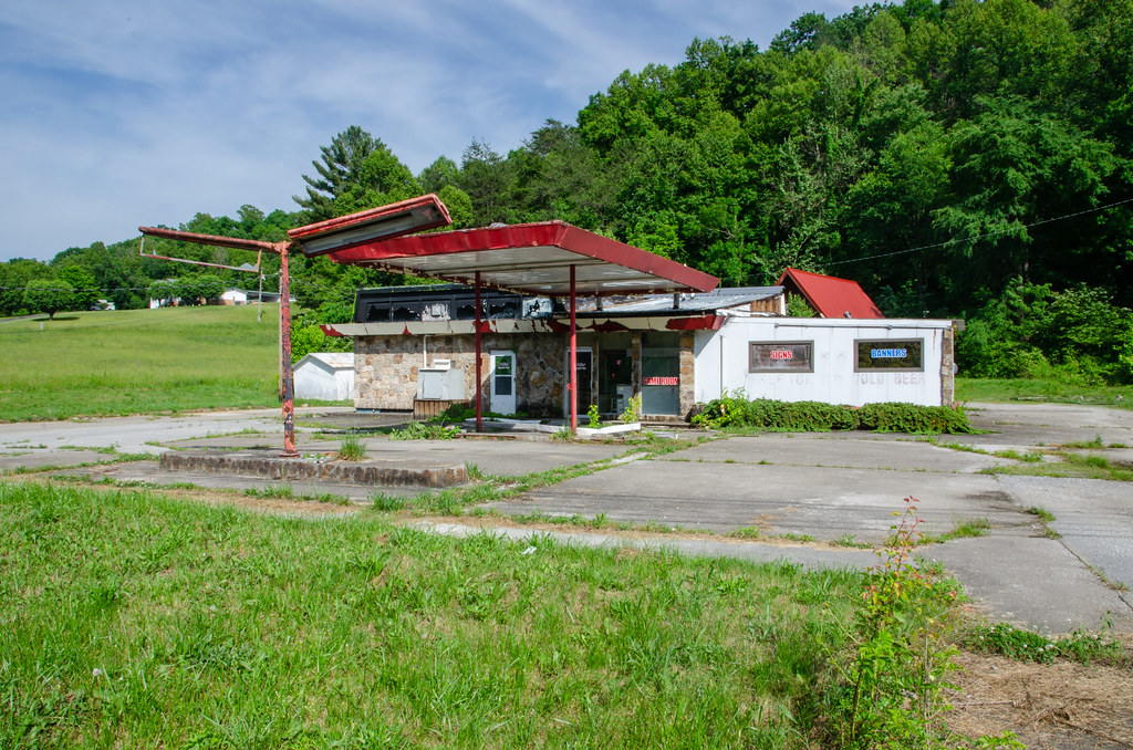 Abandoned Fina Station, Jellico, Tennessee An old gas stat… Flickr