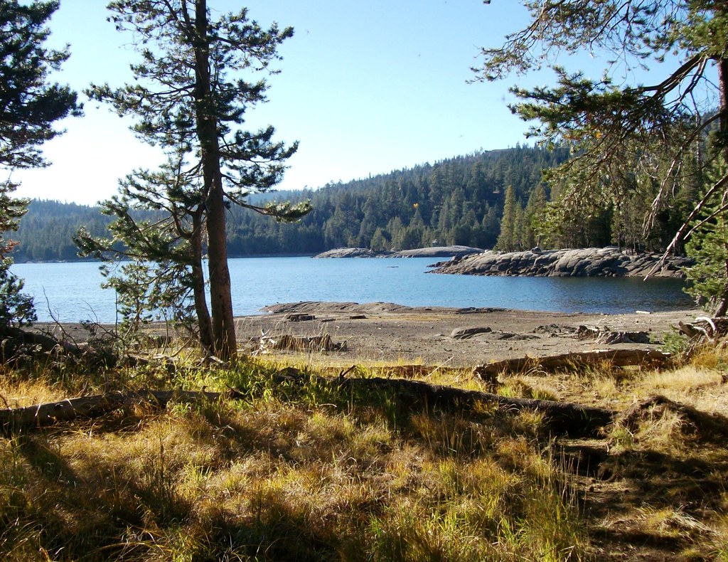 Idyllic scene on the edge of Lake Alpine in Alpine County,… Flickr