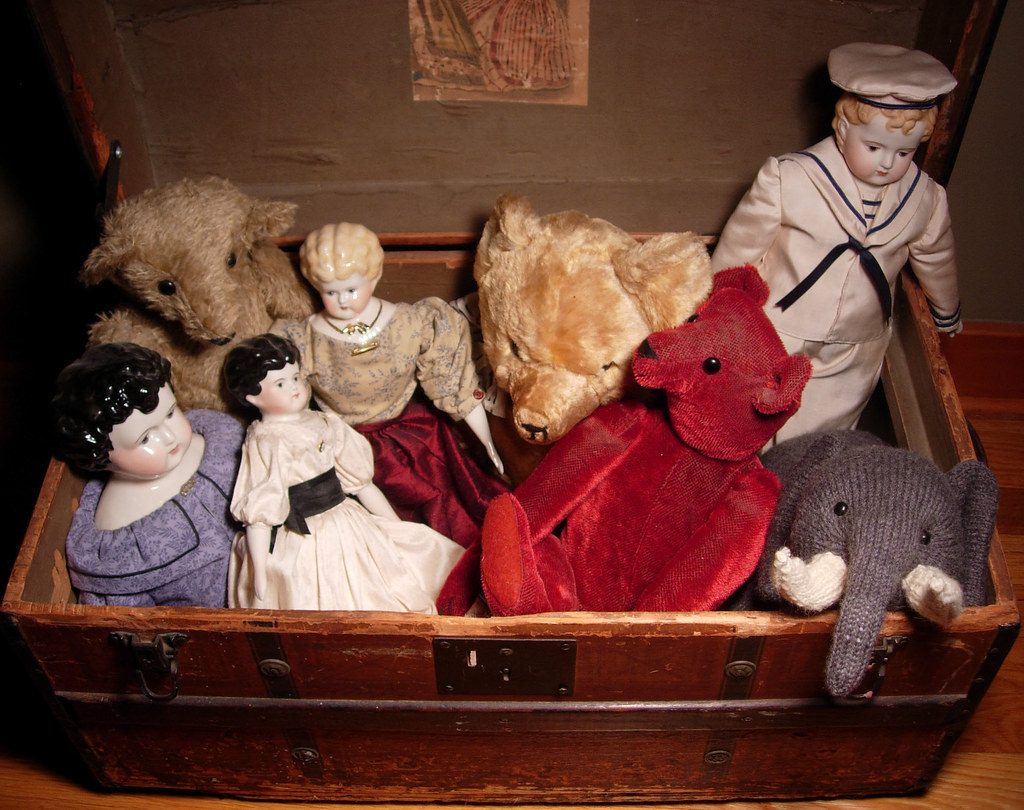 Antique Toy Box I made all the contents but the trunk is a… Robin