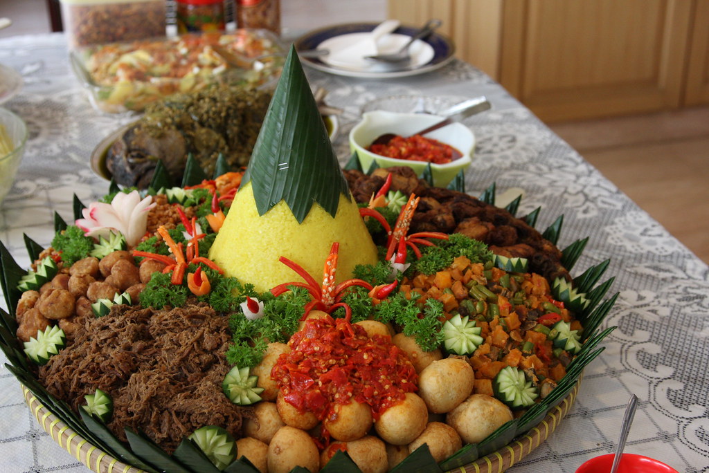 Nasi Tumpeng Traditional Indonesian Party Dish orukasan Flickr