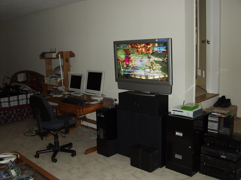 Bedroom Computer & TV Setup As requested, uploaded old pho… Flickr