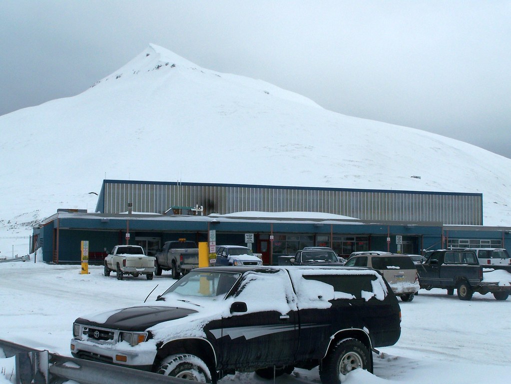 Dutch Harbor Airport The runway is in between the building… Flickr