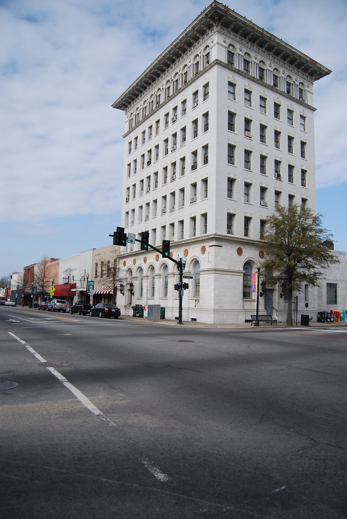 downtown Suffolk, VA The white building was once the Natio… Flickr