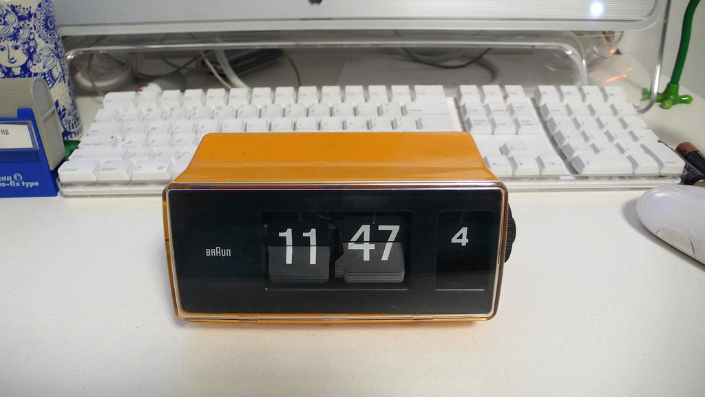 yellow braun flip clock wecker type 4925 scleroplex Flickr