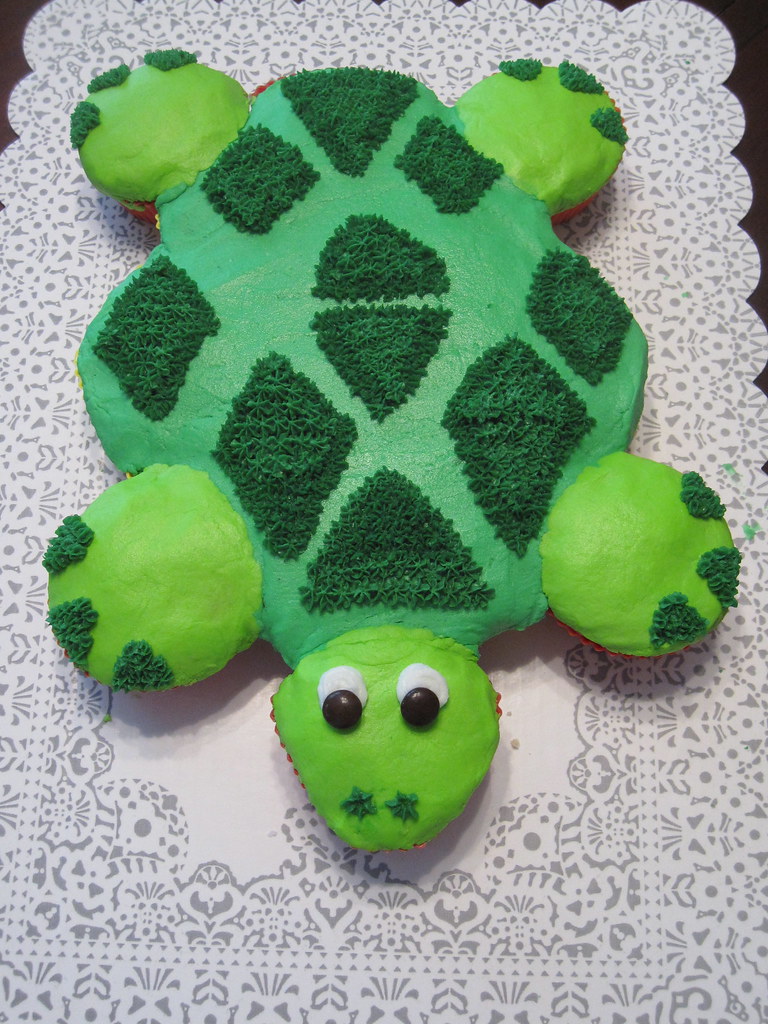Turtle Cupcake Cake This turtle cupcake cake is a great