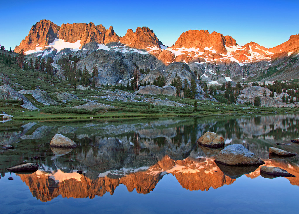 Sunrise at Ediza Lake First sunlight on the Minarets behin… Flickr