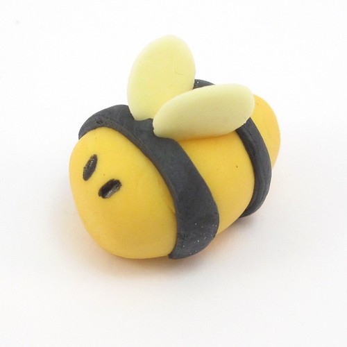 fondant bee supereasy fondant bee. howtos at www.chiccoo… Flickr