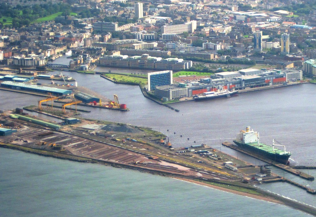 Looking over Ocean Terminal, Leith docks, Edinburgh. A cue… Flickr