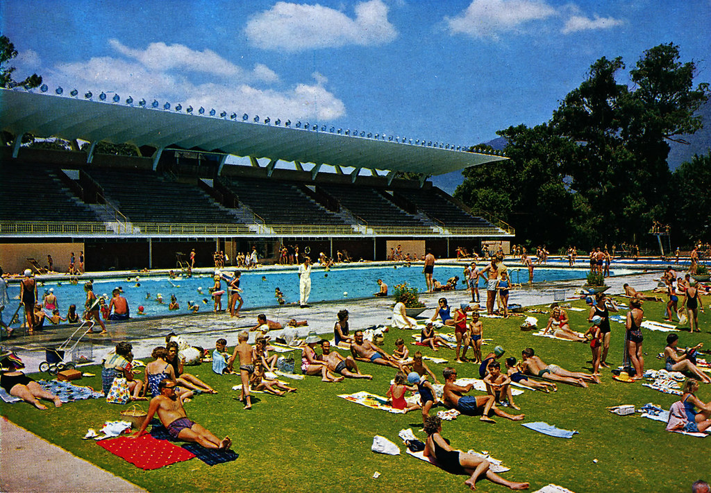 Newlands swimming pool Bathers relaxing on the grass at th… Flickr