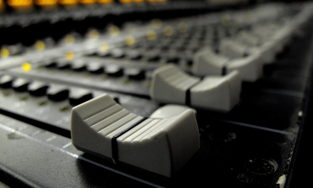 40 channel soundboard i run yamaha, m3000 Cameron Moraga Flickr