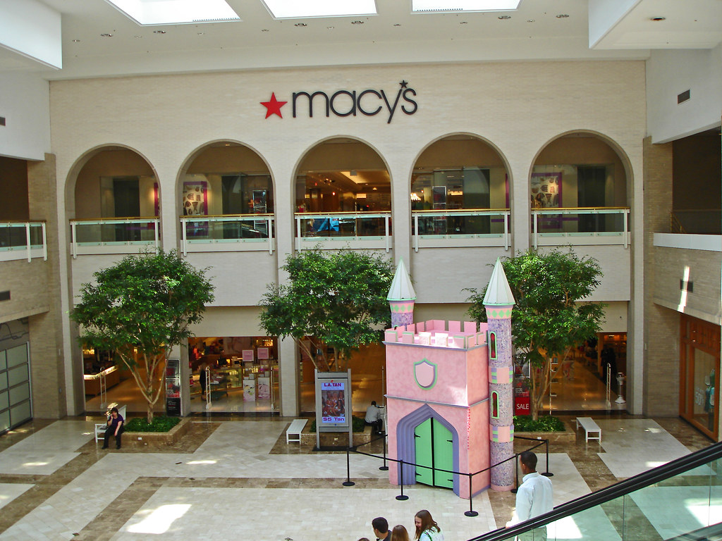 Macys mall entrance The entrance to Macy's (former Marshal… Flickr