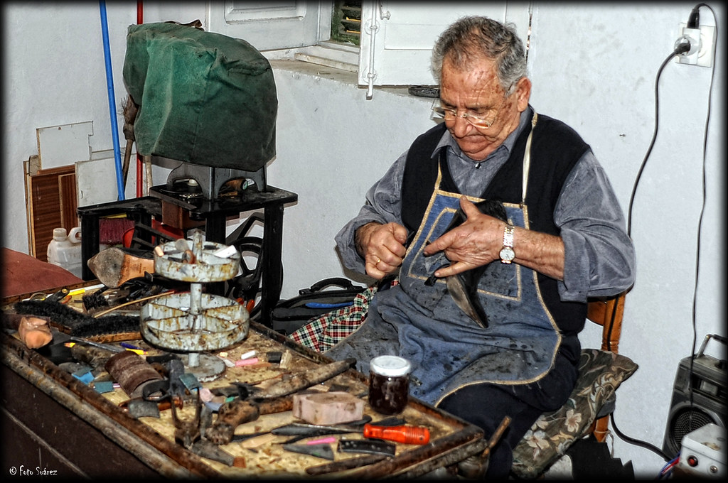 Oficio de Zapatero El oficio de zapatero nació en el momen… Flickr