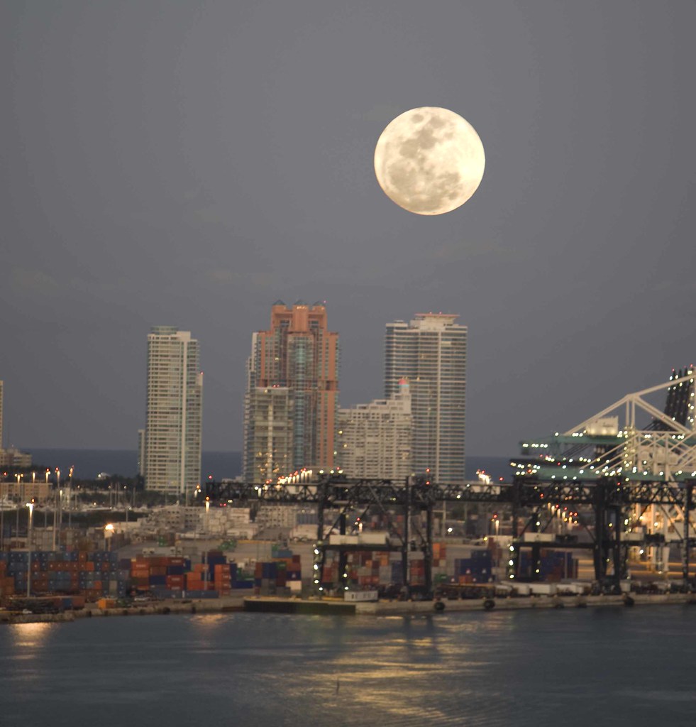 Full Moon over Miami Beach Miami Beach at Dusk with a Risi… Flickr
