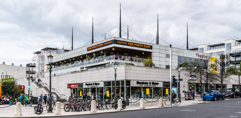 THE FORTY FOOT WETHERSPOON PUB [A FREE HOUSE IN DUN LAOGHA… Flickr