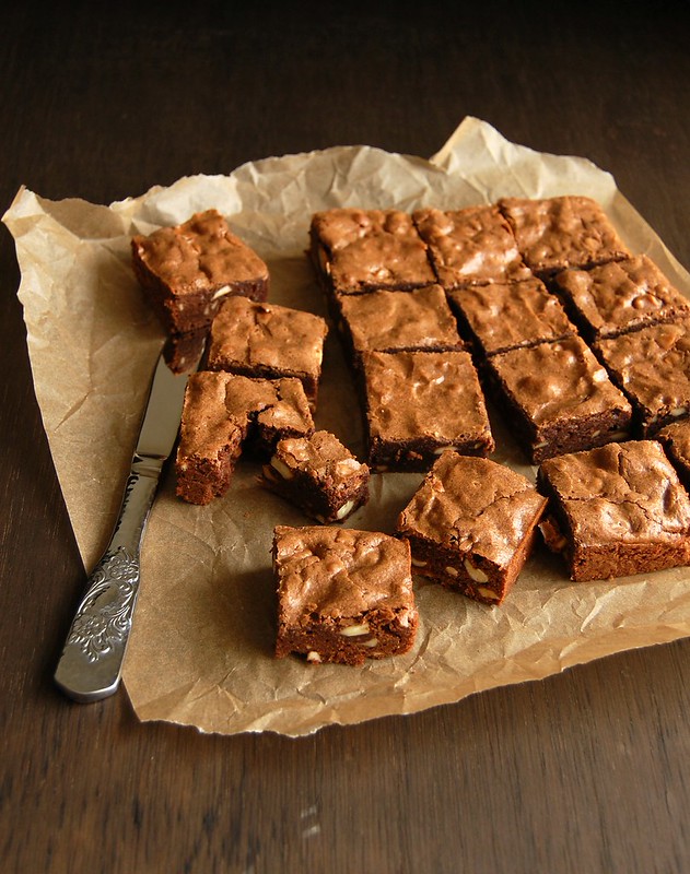 Technicolor Kitchen Brownies com castanha de caju para mais uma Páscoa