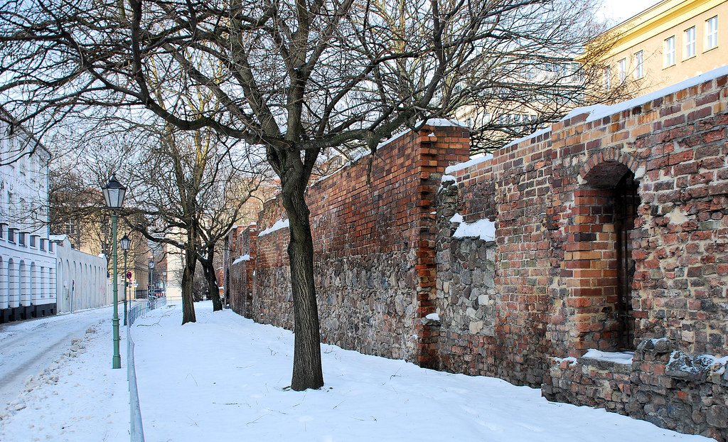 Berlin mittelalterliche Stadtmauer im Winter Reste der Ber… Flickr