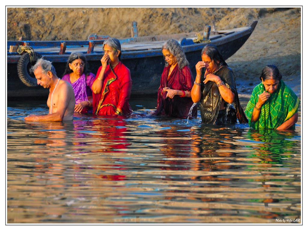 Hindu ritual bathing in the Ganges River in Varanasi, Indi… Flickr