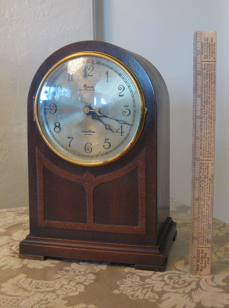 Revere model R618 "Colonial" electric (Warren Telechron) clock with