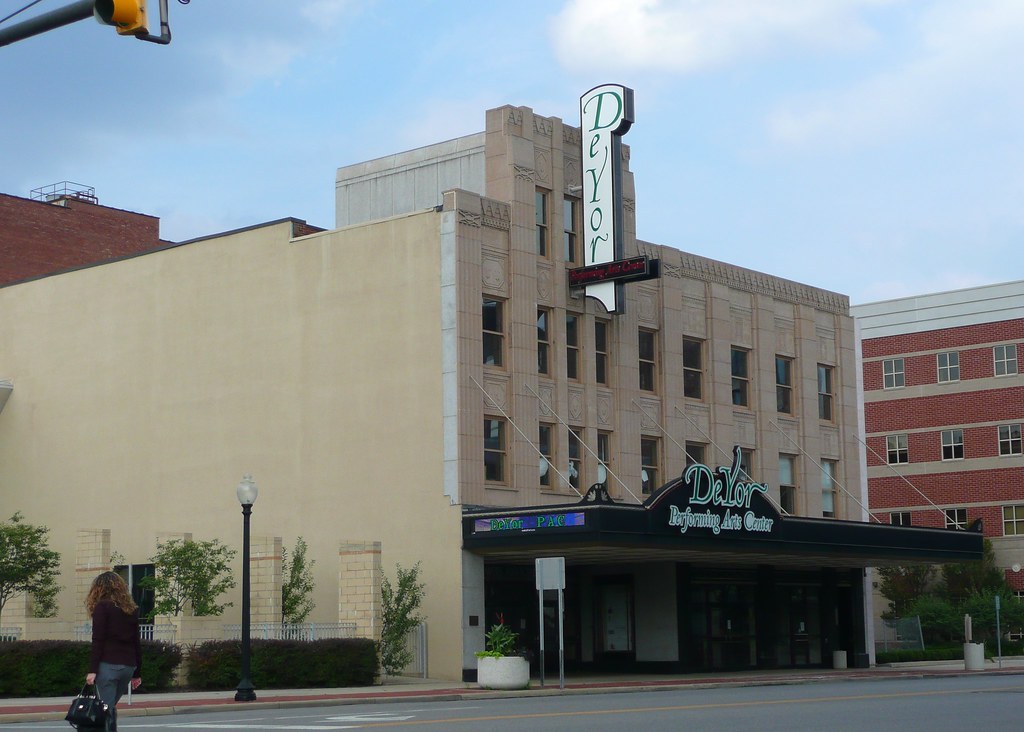 Youngstown, OH DeYor Theater The Warner Theater was design… Flickr
