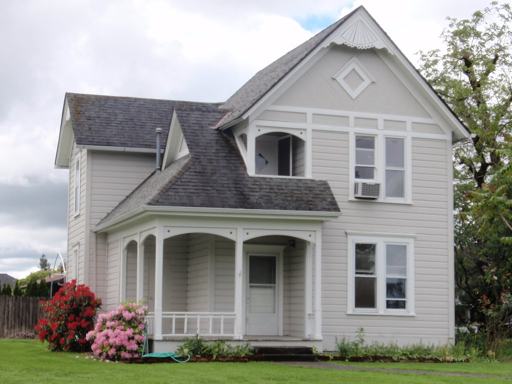 Gray Victorian Queen Anne house, Canby, Oregon I think thi… Flickr