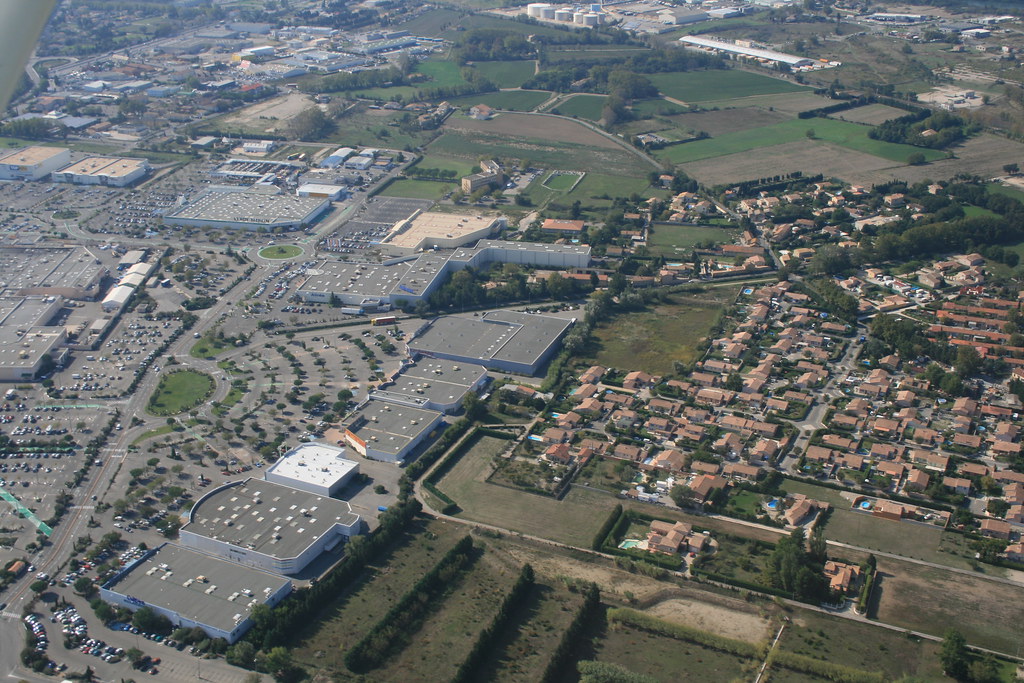 vue aérienne, zone commerciale Auchan (LE PONTET,FR84