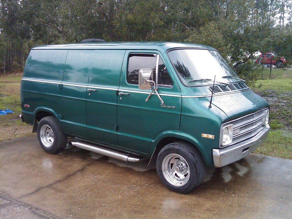 1977 Dodge Tradesman B200 front front quarter view