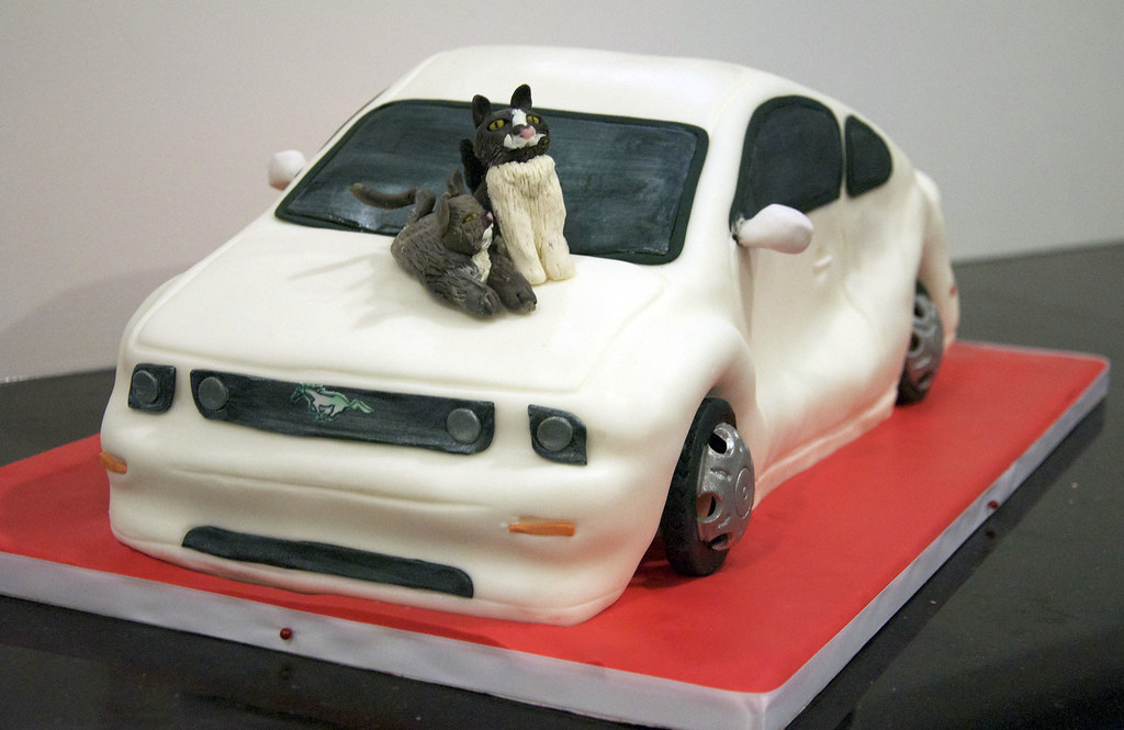 mustang car cake A 3D 2006 white Ford Mustang groom's cake… Flickr