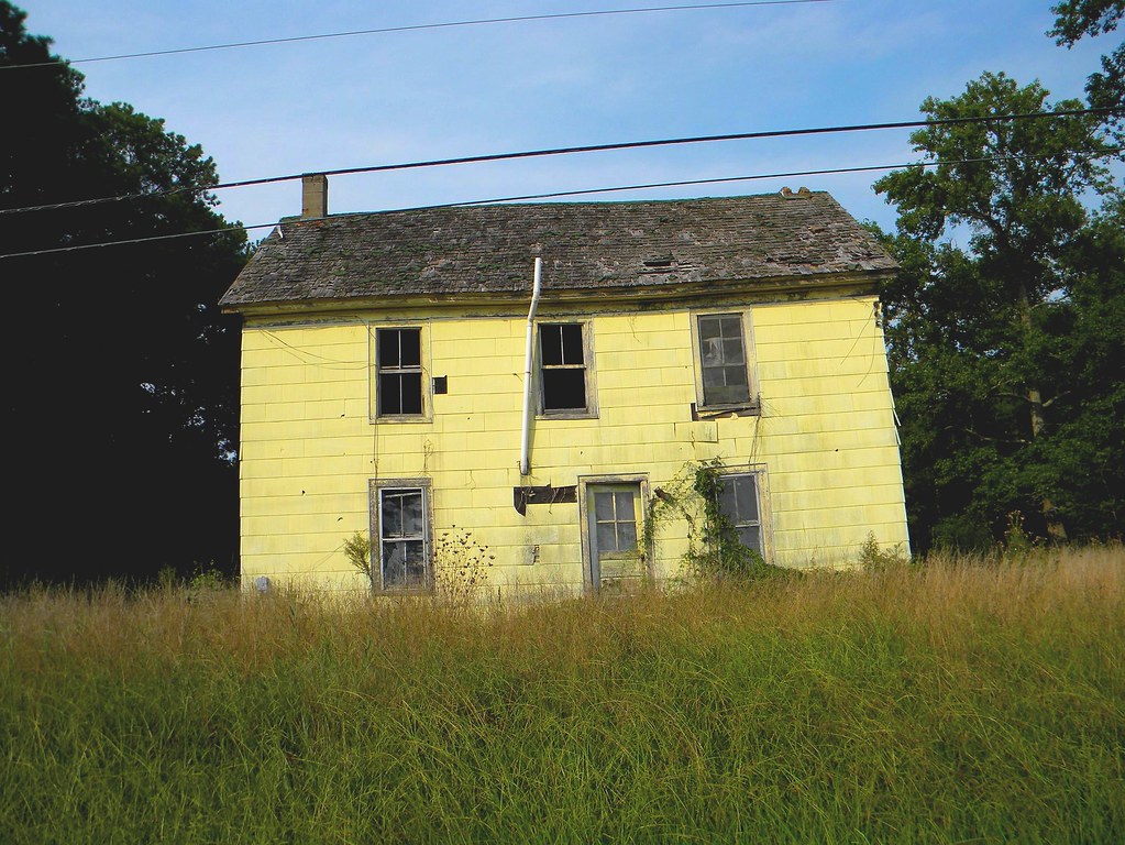 Old Abandoned Yellow House I came across this place in Wor… Flickr