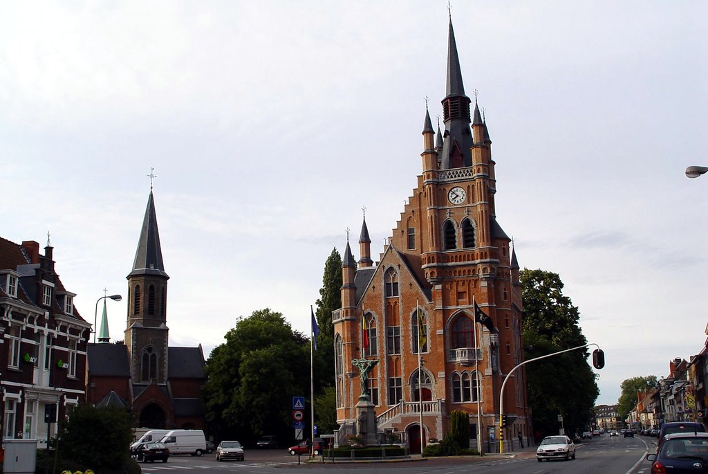 Gemeentehuis, SintAmandsberg Het neogotische gemeentehuis… Flickr