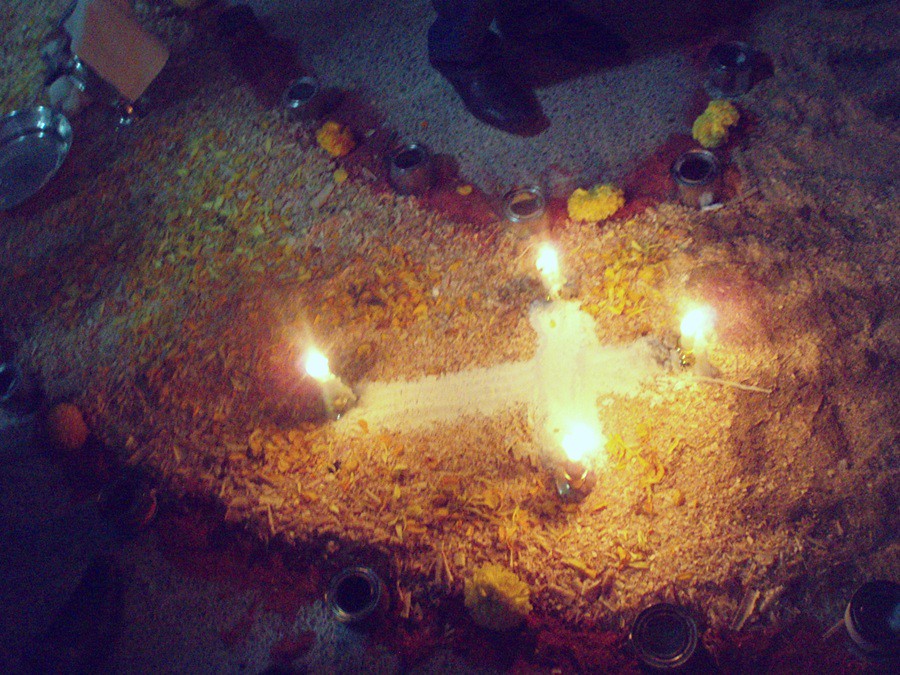 Una cruz de cal con una vela en cada extremo, para guiar a… Flickr