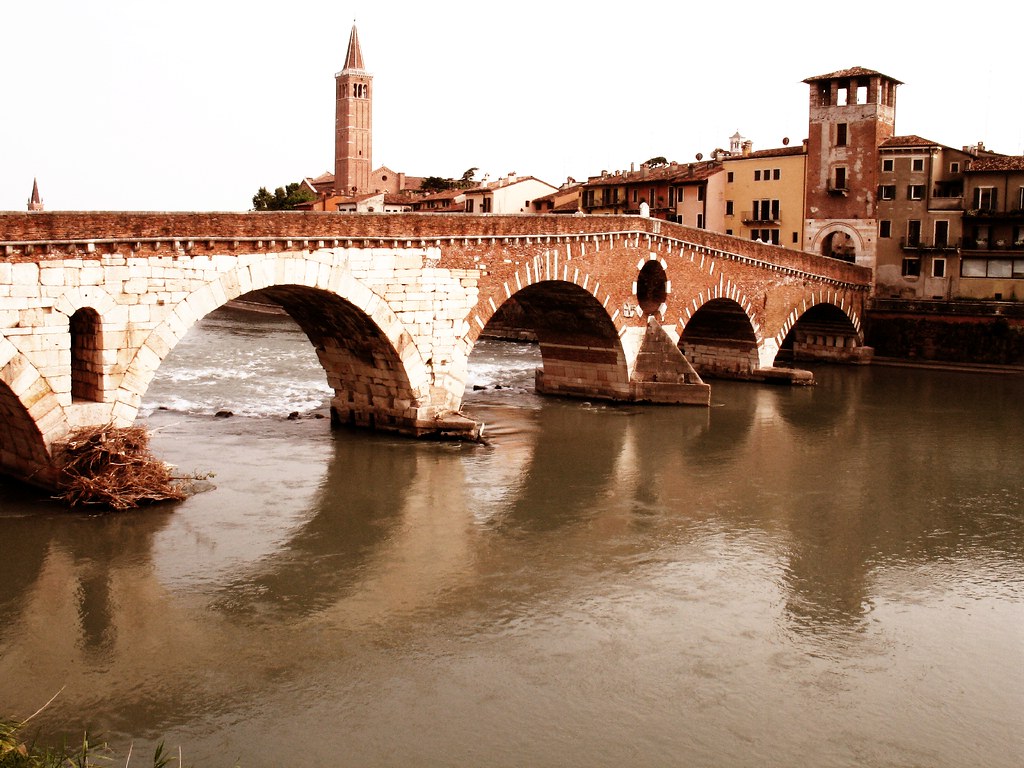 Verona Ponte di Pietra Il Ponte Pietra, anticamente chiam… Flickr