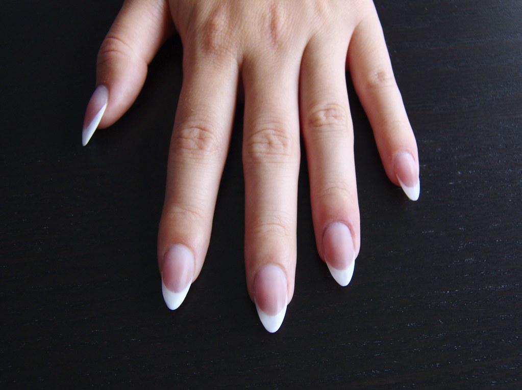 Francia mandula műköröm / Almond shape French acrylic nail… Flickr