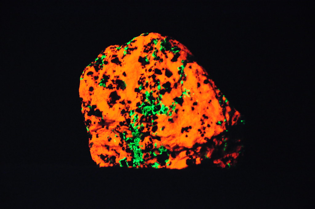 Rocks that glow under black light. Len Flickr