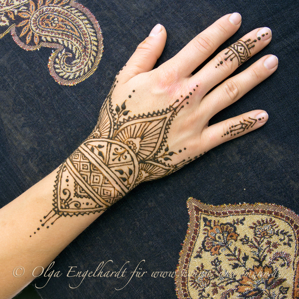 Two Hands with a Moroccan henna pattern Henna or mehendi i… Flickr