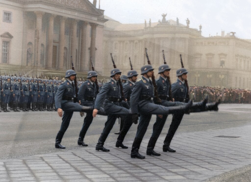 Luftwaffe parade Luftwaffe honour guards marching with a g… Flickr