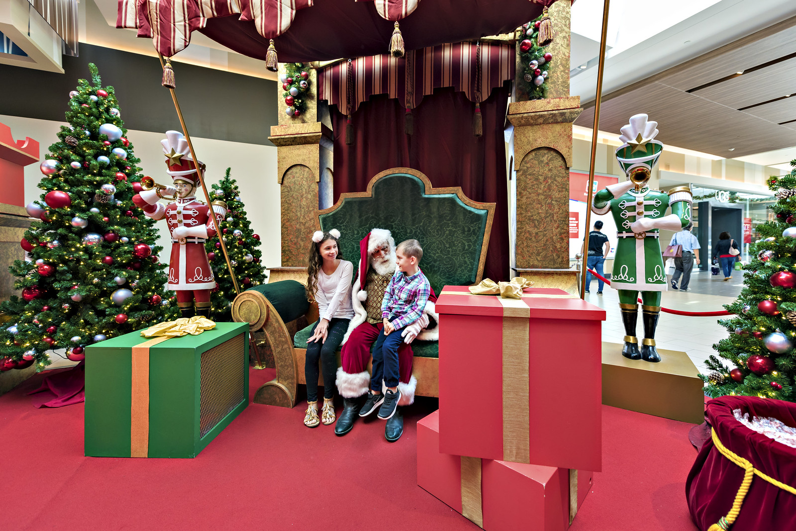 Santa Claus has landed at Ontario Mills Mall! in the know mom