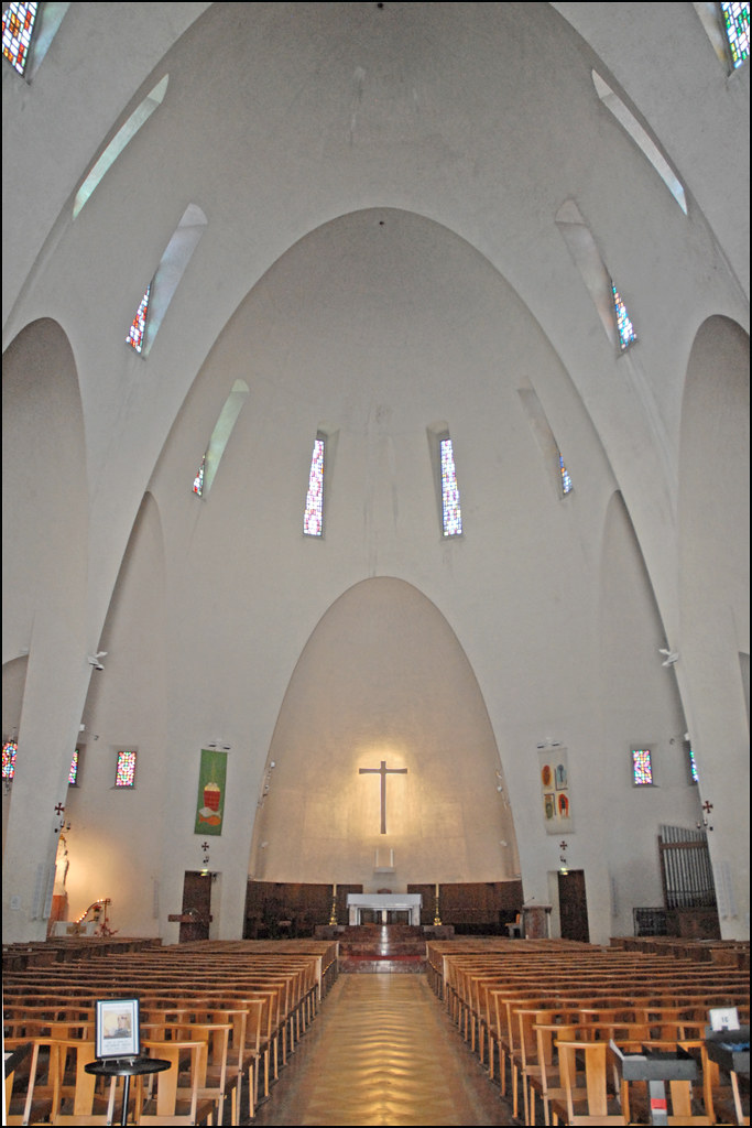 L'intérieur de l'église Sainte Jeanne d'Arc (Nice) Flickr