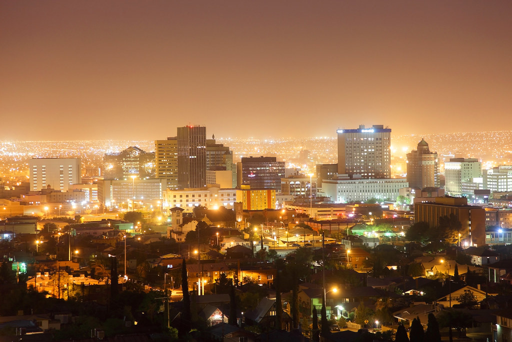 El Paso Dusty night in El Paso More urban images www.Bayst… Flickr